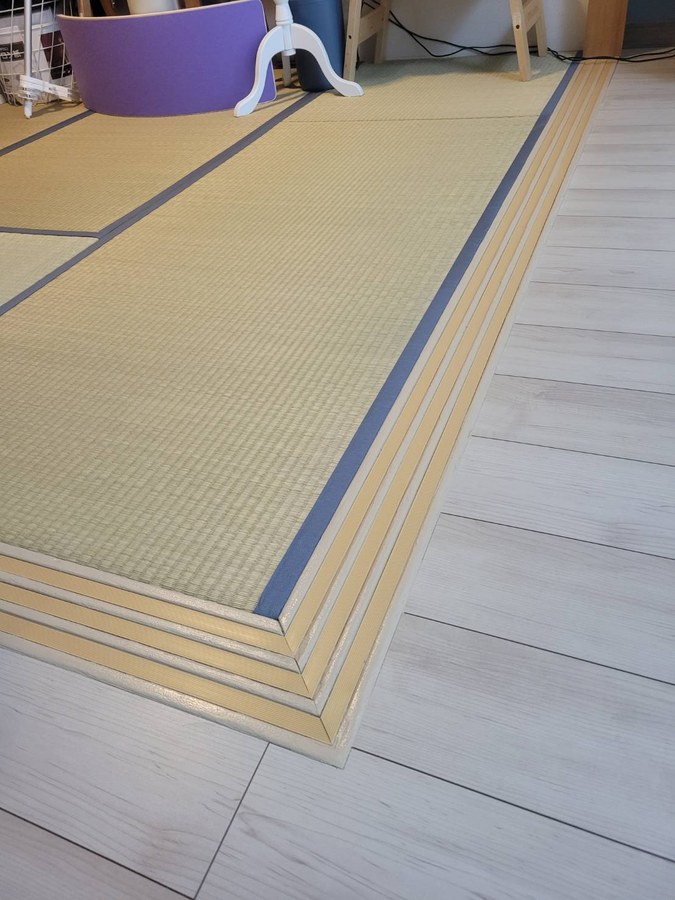 貼り替えた明るい色のリビングの床