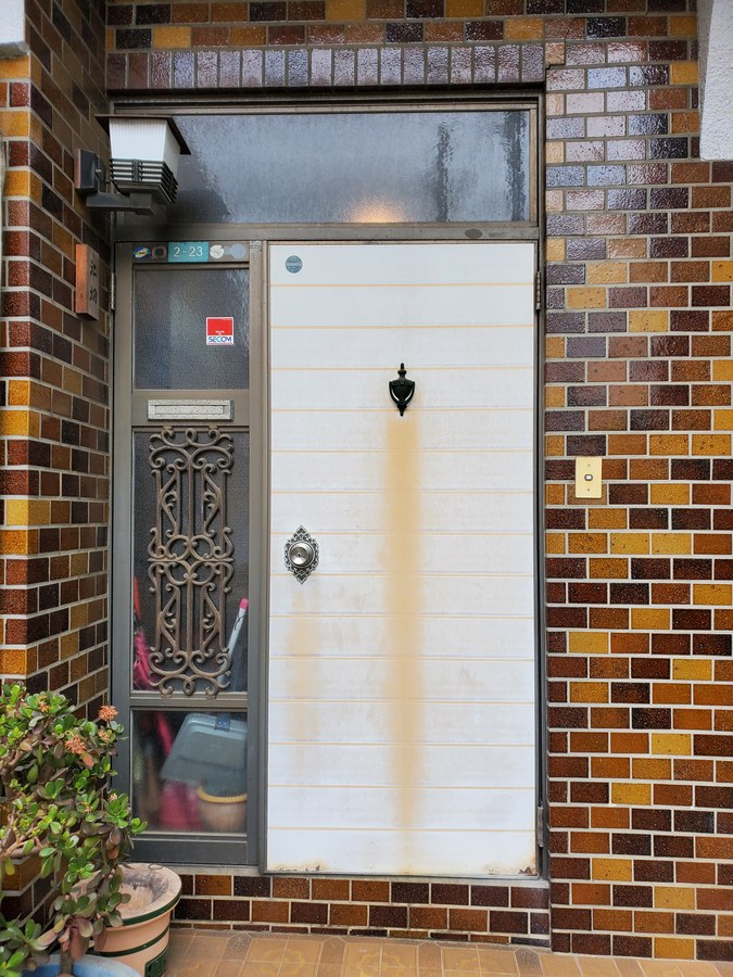 交換前の玄関ドア(施工前)